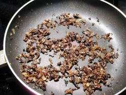 蒜苗木耳鸡蛋盒子的做法，如何做出香酥可口的主食佳品