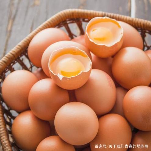 买鸡蛋，白壳红壳哪个好？养鸡大妈说出答案，告诉家人别花冤枉钱